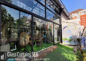 Thi công cửa kính xếp trượt tại URBAN GARDEN SHOWROOM