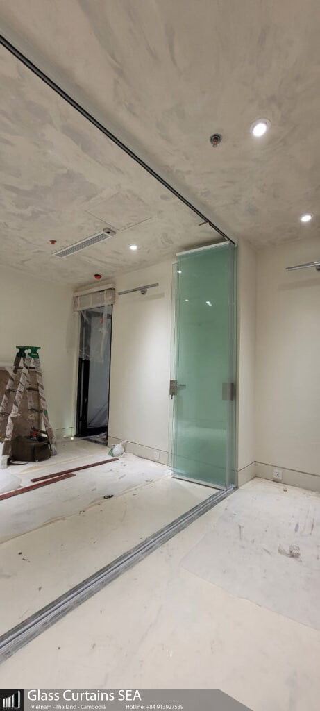 Glass curtain sea lắp đặt cửa kính xếp trượt cho CĂN HỘ SYMPHONY 2