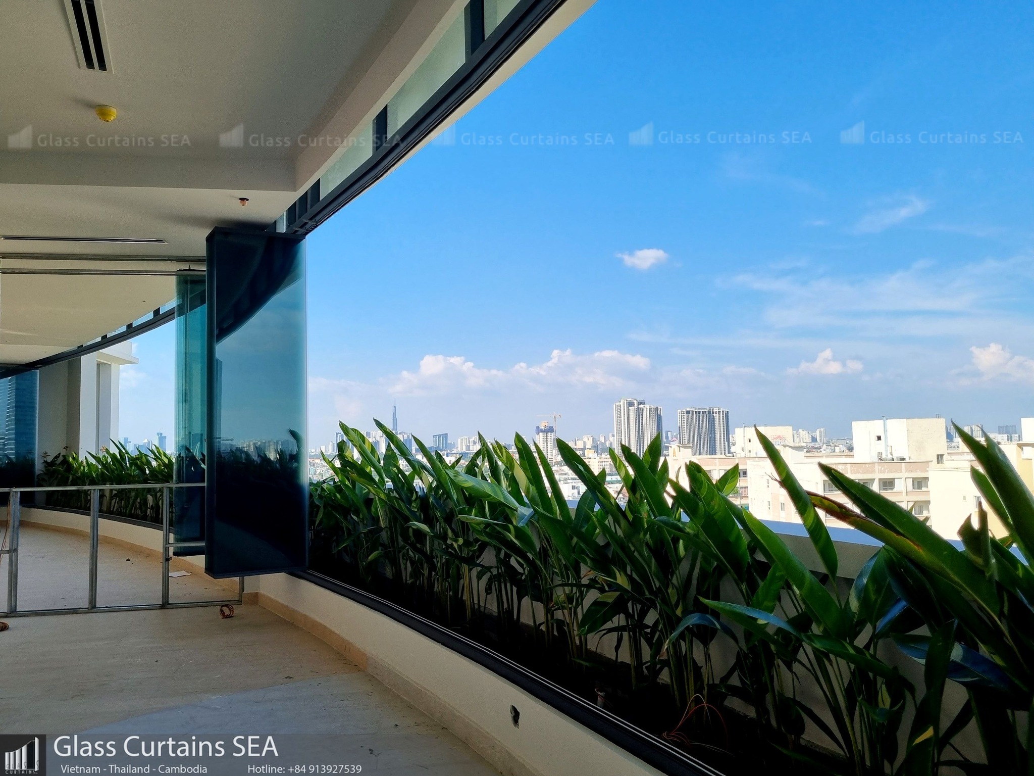 Thi công cửa kính cường lực không khung tại Glass Curtains SEA 5