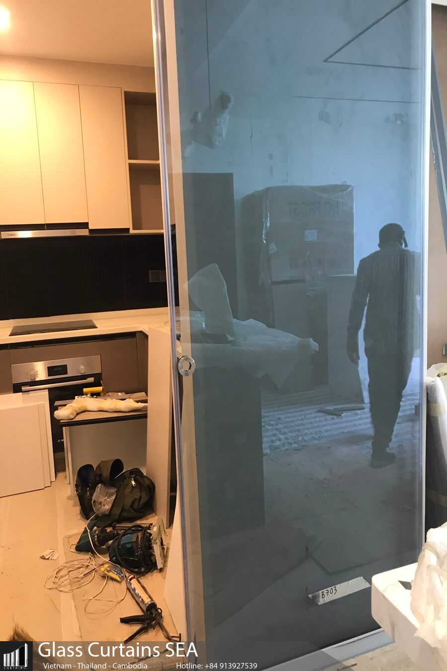 Thi công cửa kính lùa 1 cánh 1 ray tại Glass Curtain Sea hiện đại, sang trọng
