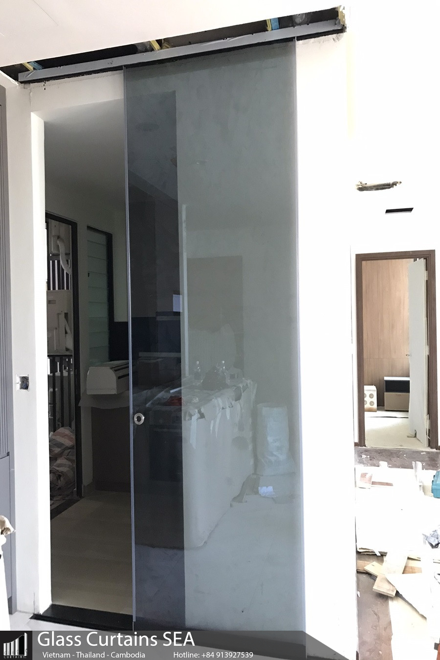 Thi công cửa kính lùa 1 cánh 1 ray tại Glass Curtain Sea