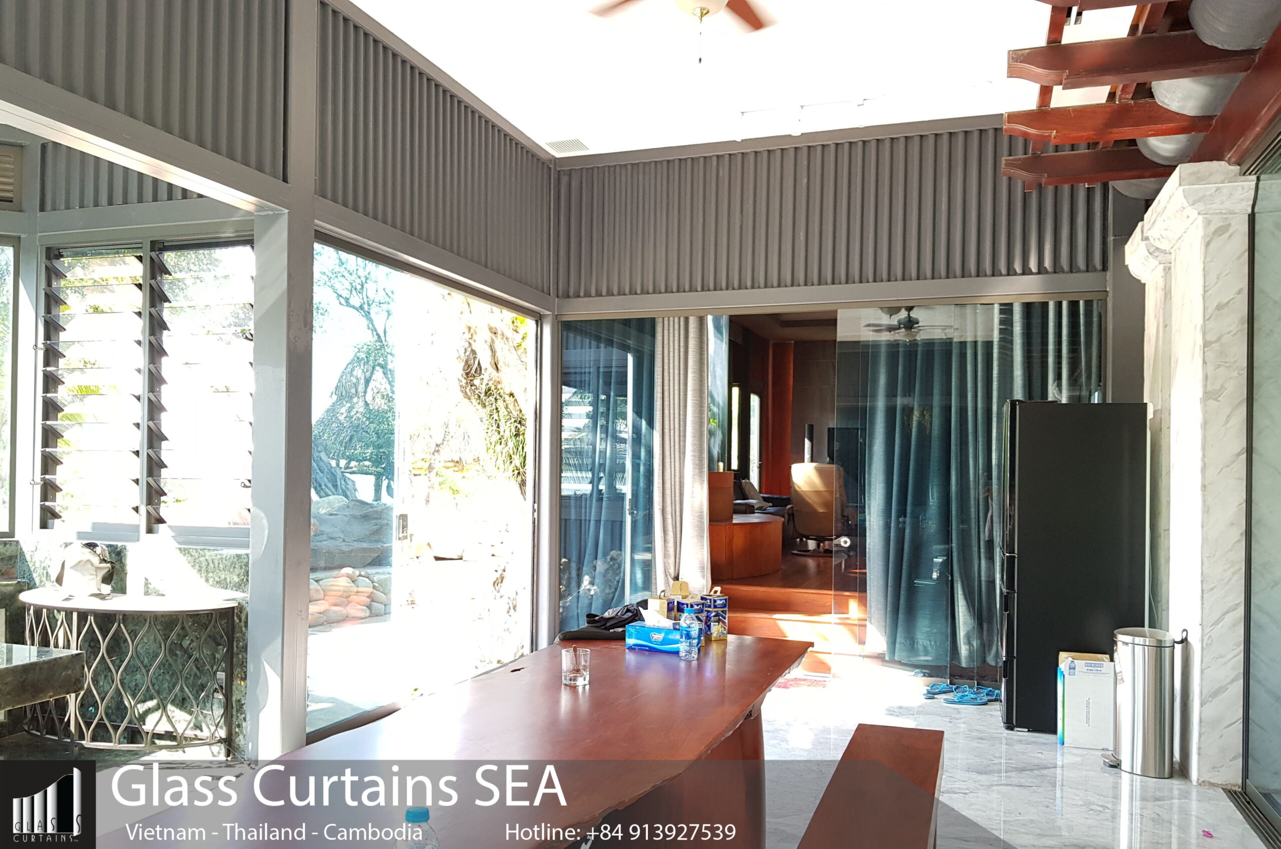 Thi công cửa kính lùa 10 cánh 5 ray tại Glass Curtain Sea sang trọng