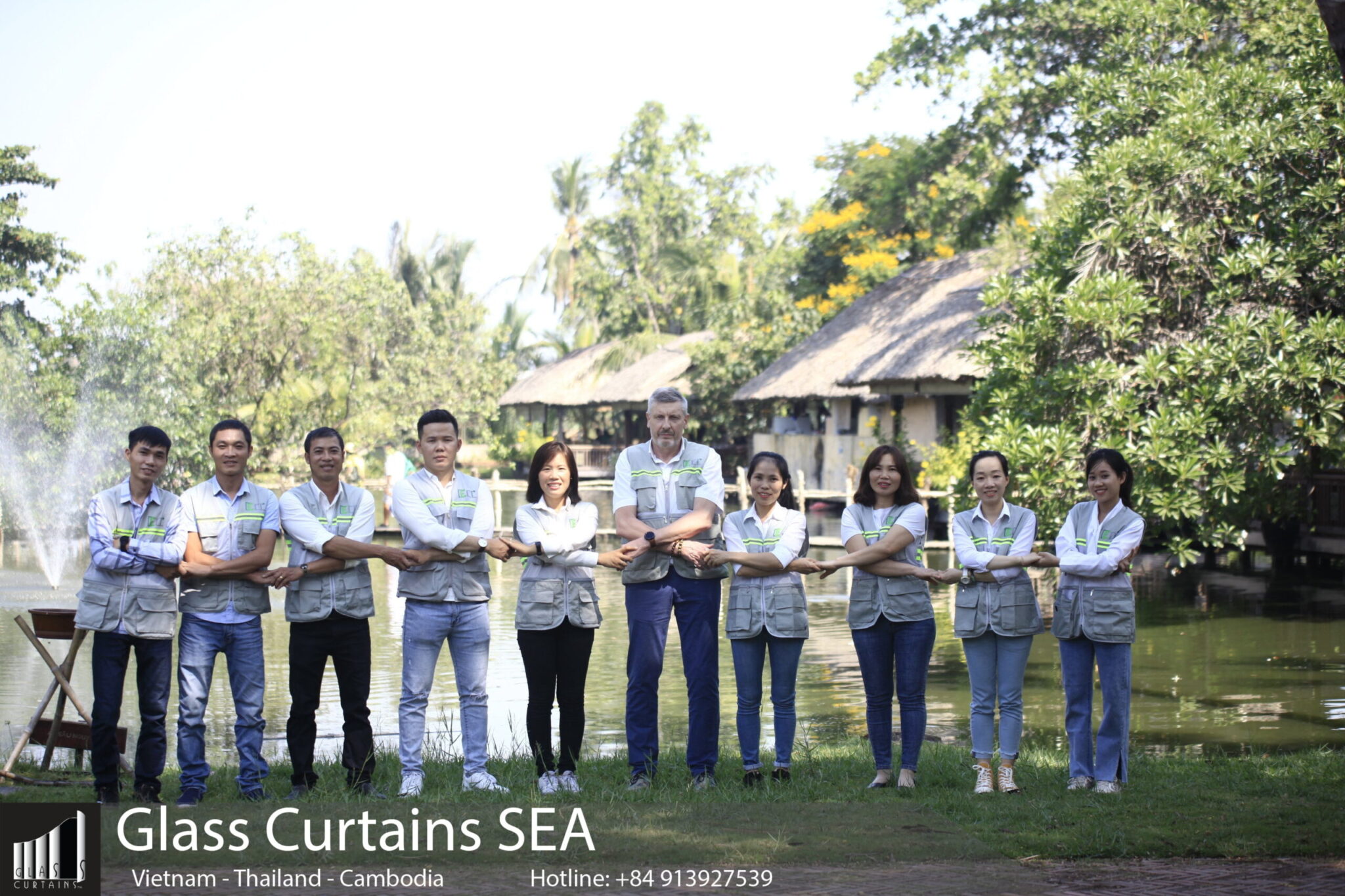 Thi công cửa kính lùa 12 cánh 6 ray tại Glass Curtain Sea chất lượng