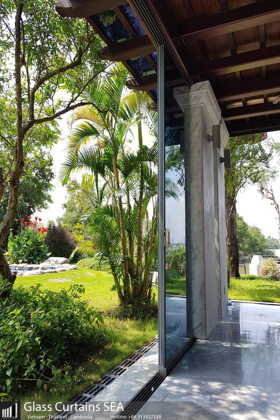 Thi công cửa kính lùa 8 cánh 4 ray tại Glass Curtain Sea sang trọng