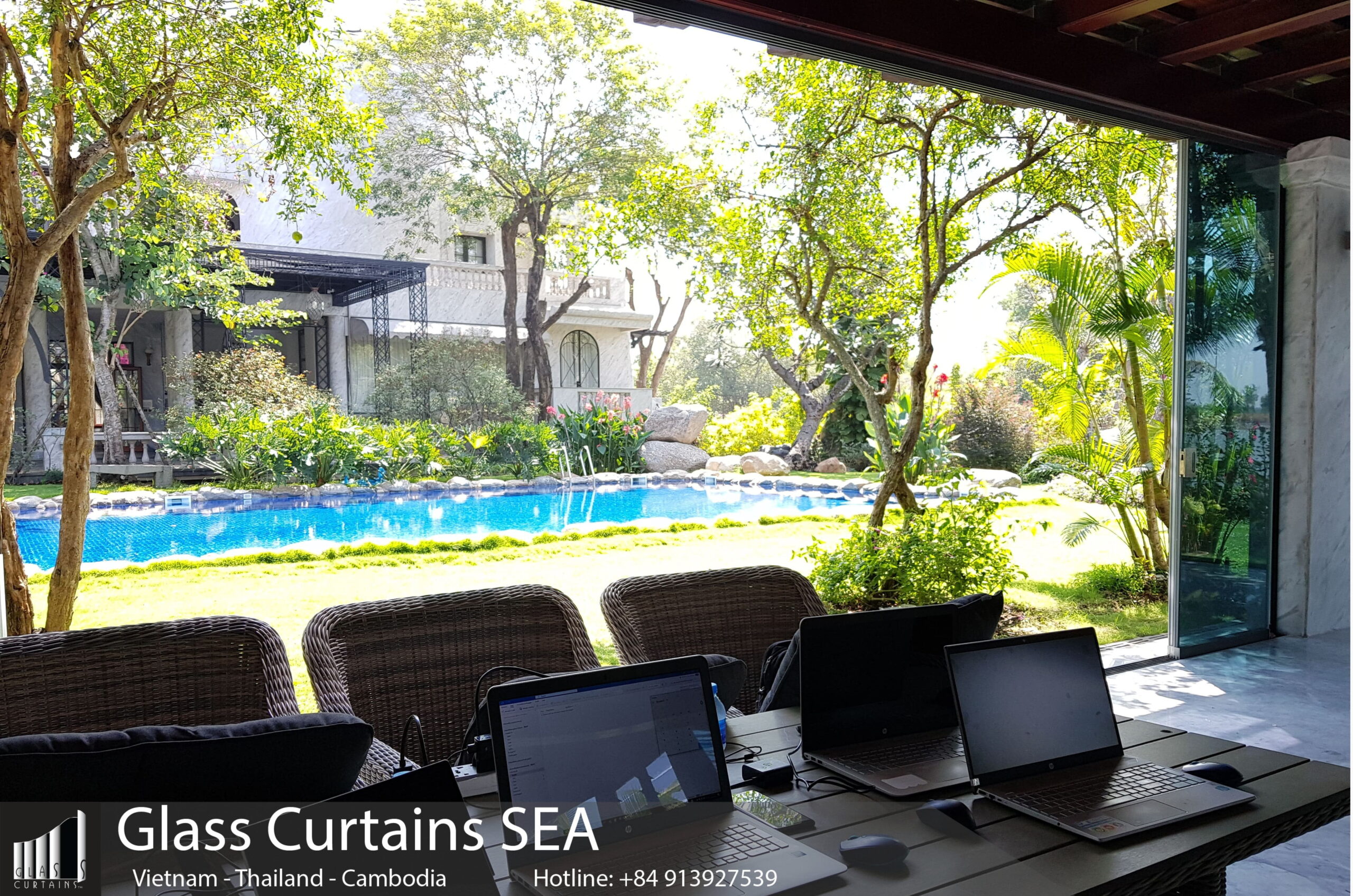 Thi công cửa kính lùa cường lực tại Glass Curtains SEA sang trọng