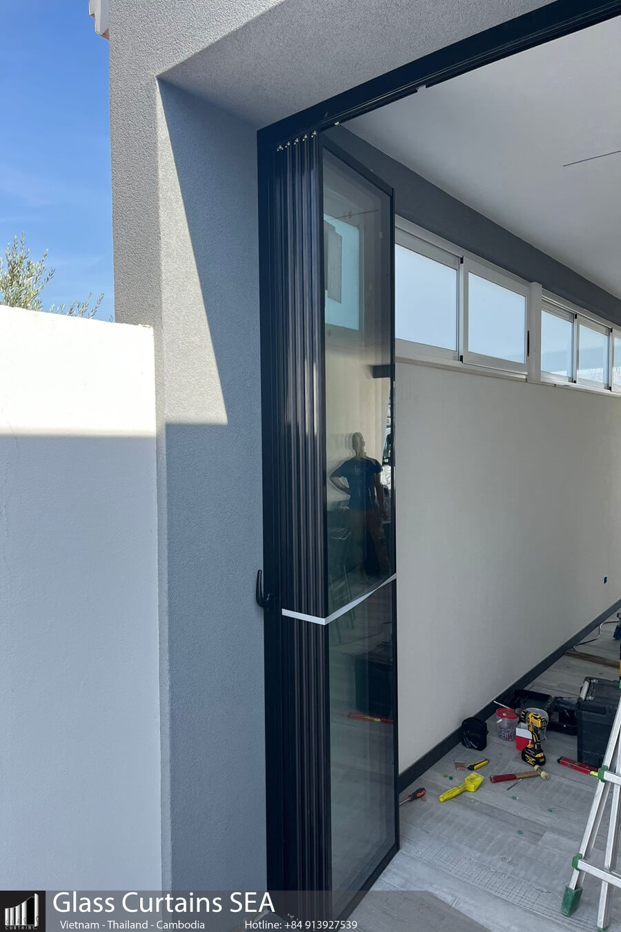 Chúng tôi thi công cửa kính xếp trượt Duo™ System tại Glass Curtain SEA với chất lượng hàng đầu.