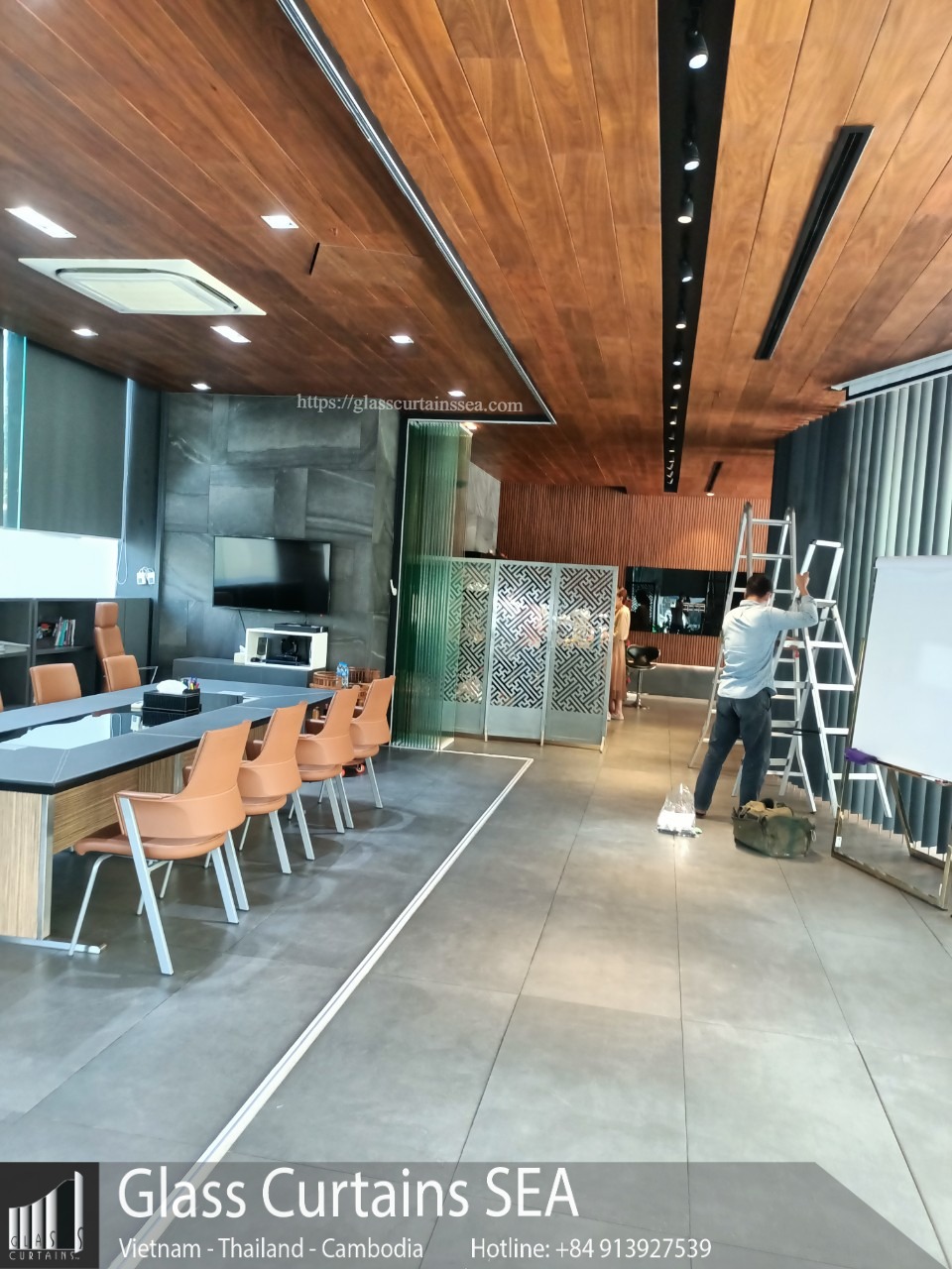 Glass Curtain Sea cung cấp vách kính lùa di động cho LETSWIN OFFICE Q7 1