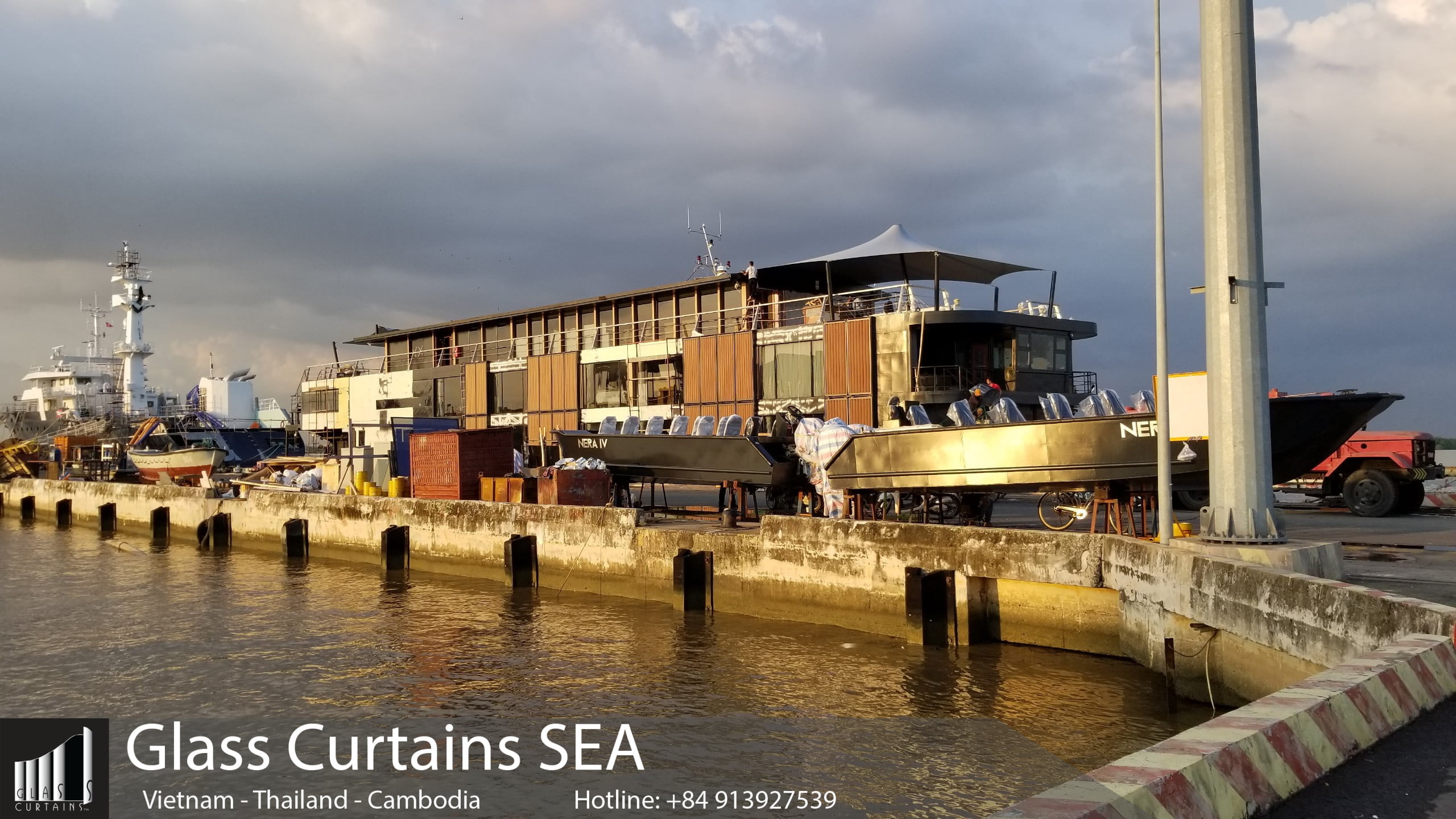 Cửa kính xếp trượt trên du thuyền AQUA NERA CRUISESHIP