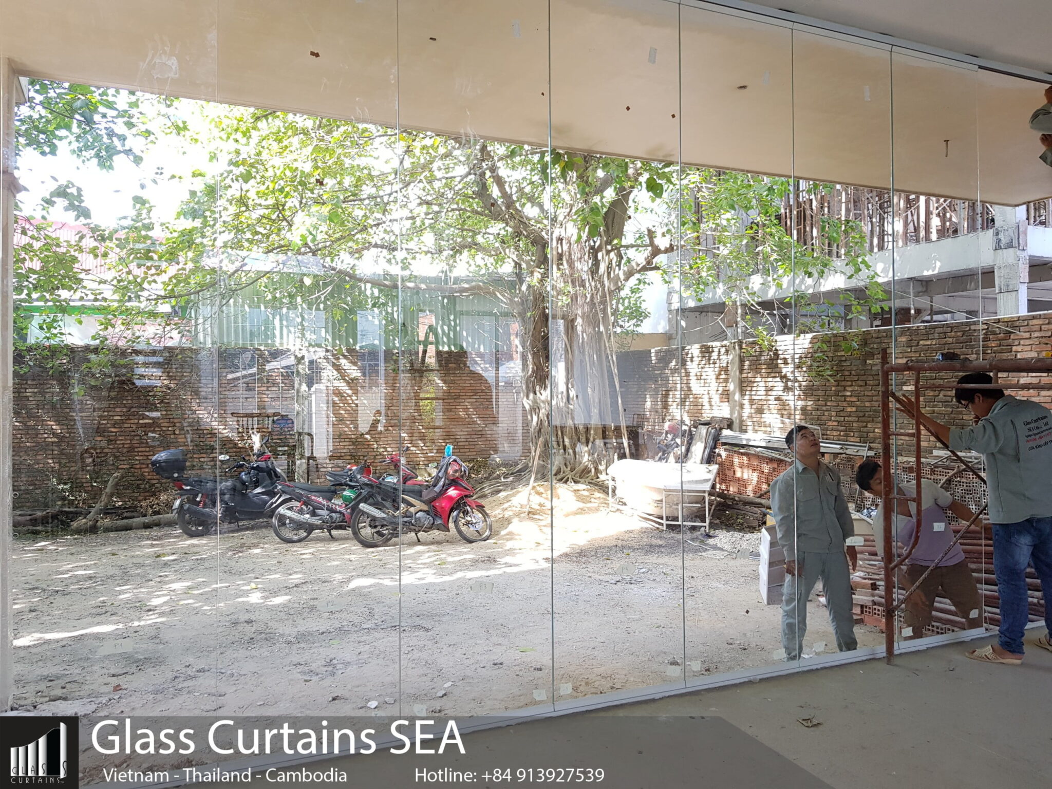 biệt thự Thủ Đức thi công bởi glass curtain sea cửa kính không khung