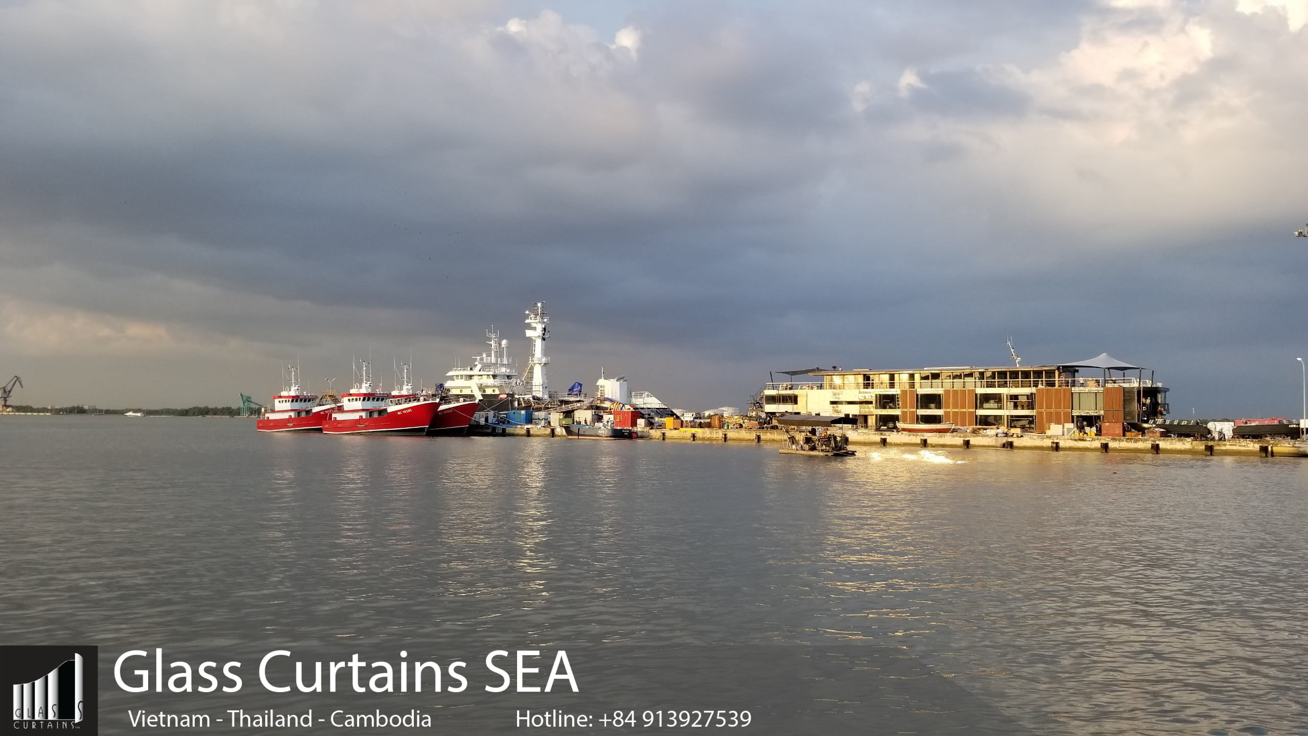 Glass Curtain Sea thi công cửa kính xếp trượt tại DU THUYỀN AQUA NERA CRUISESHIP 1