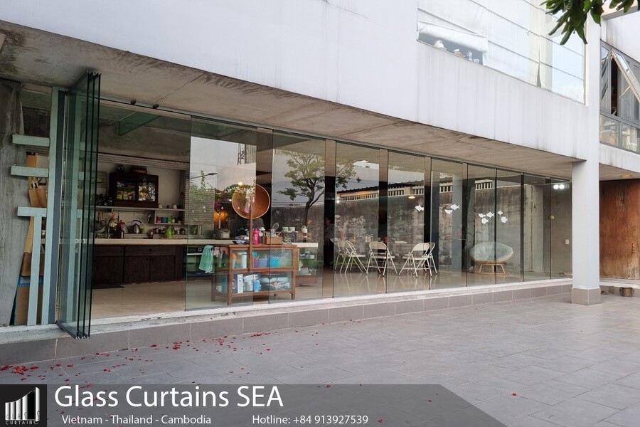 Thi công cửa kính xếp trượt Pivot tại Glass Curtain Sea đẹp