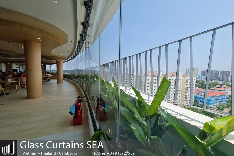 Thi công cửa kính xếp trượt Pivot tại Glass Curtain Sea hiệu quả