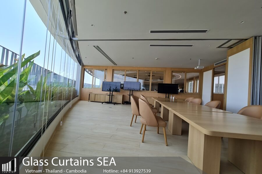 Thi công cửa kính xếp trượt Pivot tại Glass Curtain Sea sang trọng