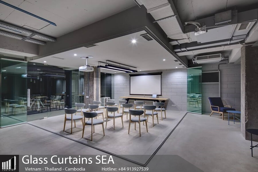 Thi công cửa kính xếp trượt Pivot tại Glass Curtain Sea chất lượng