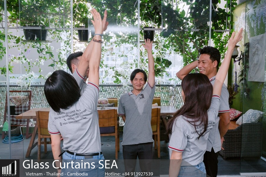 Thi công cửa kính xếp trượt Pivot tại Glass Curtain Sea 1