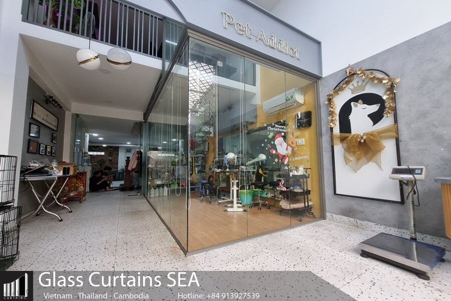 Thi công cửa kính xếp trượt Pivot tại Glass Curtain Sea không tì vết