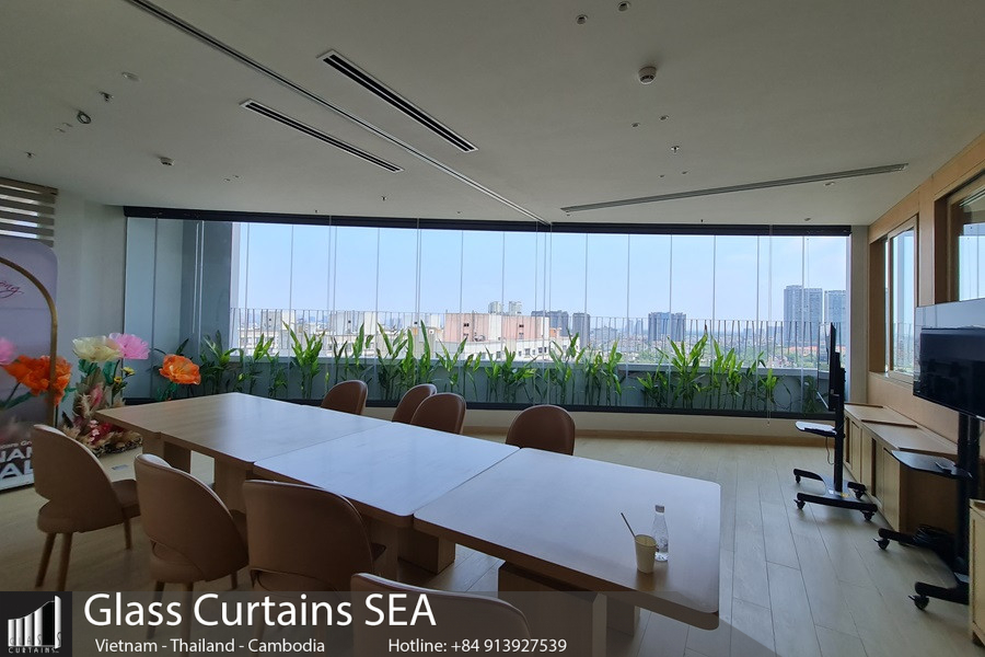 Thi công cửa kính xếp trượt Pivot tại Glass Curtain Sea không chê vào đâu