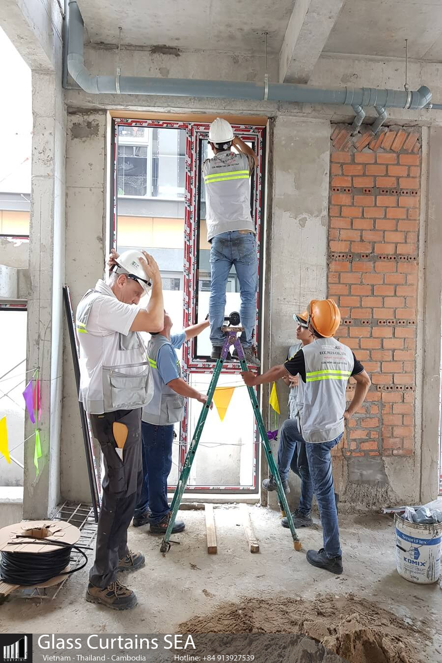 Thi công cửa kính xếp trượt Pivot tại Glass Curtain Sea 4