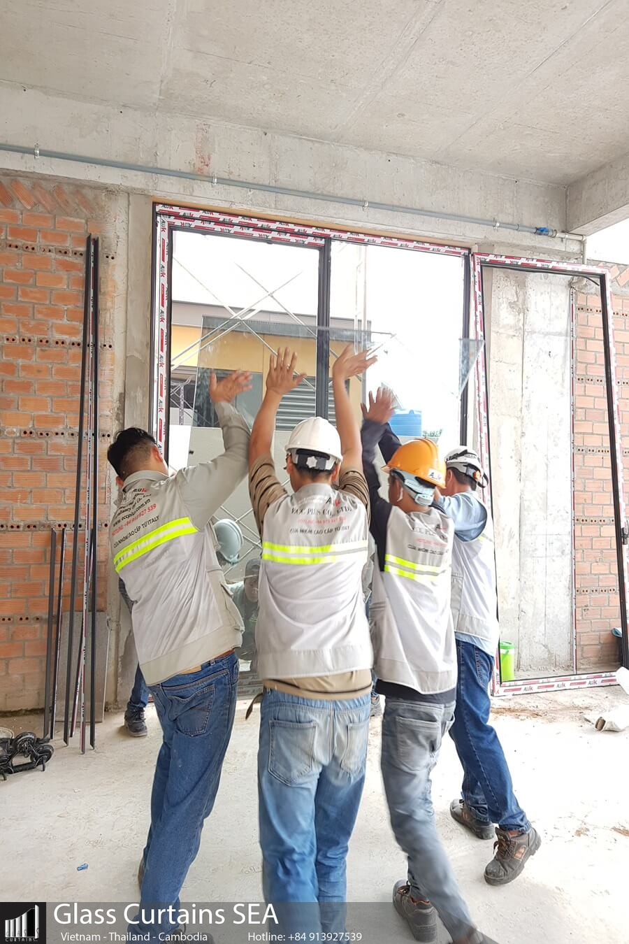 Thi công cửa kính xếp trượt Pivot tại Glass Curtain Sea 3
