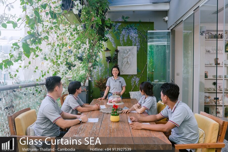 Thi công cửa kính xếp trượt Pivot tại Glass Curtain Sea 2