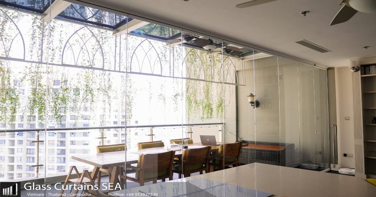 Thi công cửa kính xếp trượt Pivot tại Glass Curtain Sea sạch sẽ