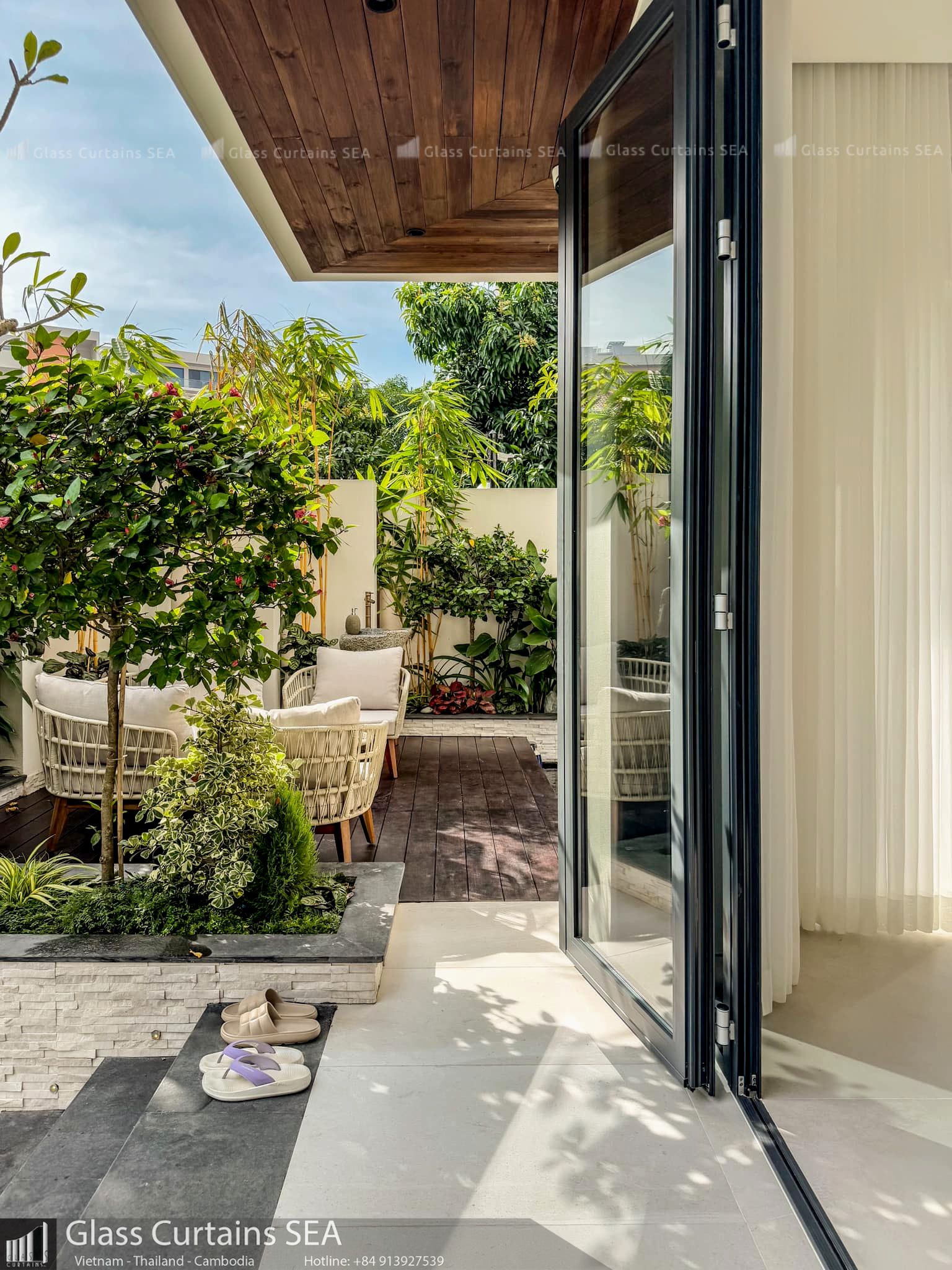 Thi công cửa lùa xếp trượt tại Glass Curtains SEA 3