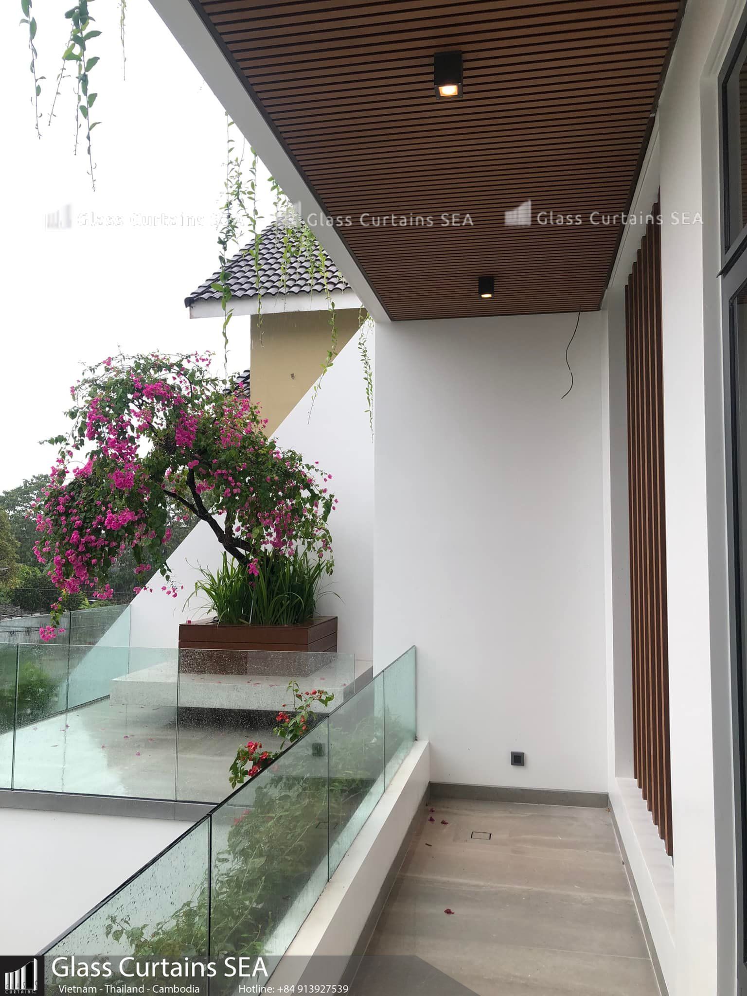 Thi công lan can kính ban công đẹp tại Glass Curtains SEA mới