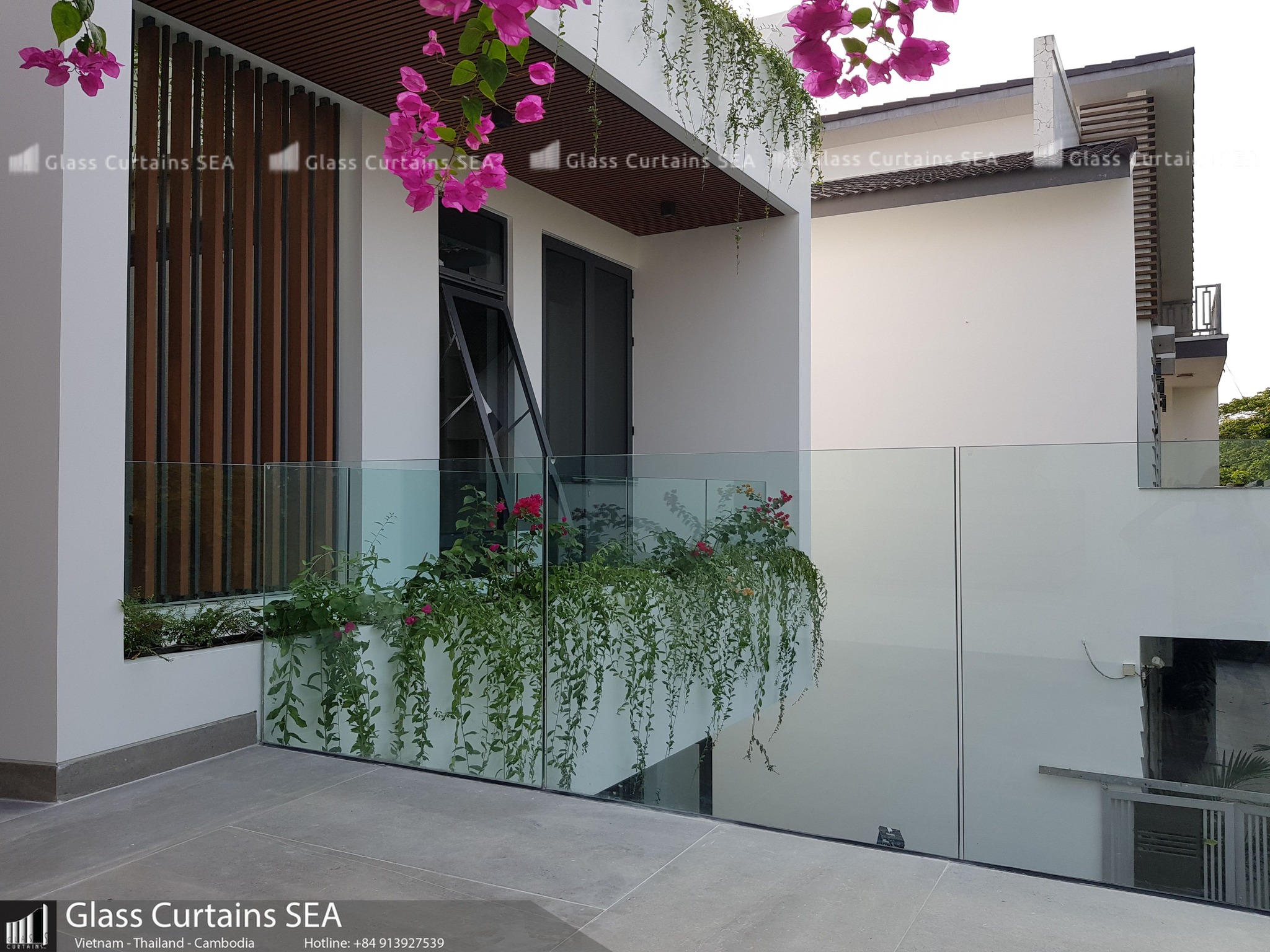 Thi công lan can kính ban công đẹp tại Glass Curtains SEA sang trọng