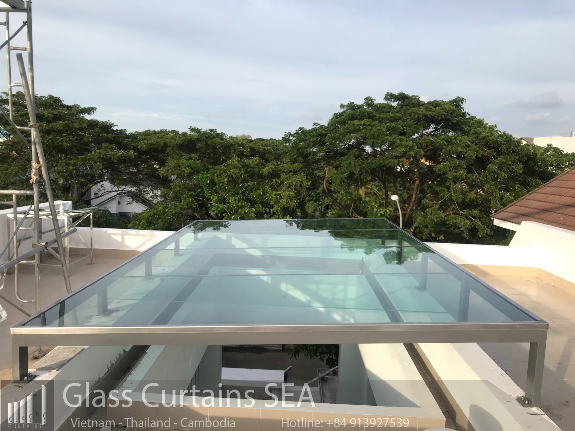 Thi công mái kính cường lực giếng trời tại Glass Curtains SEA 4