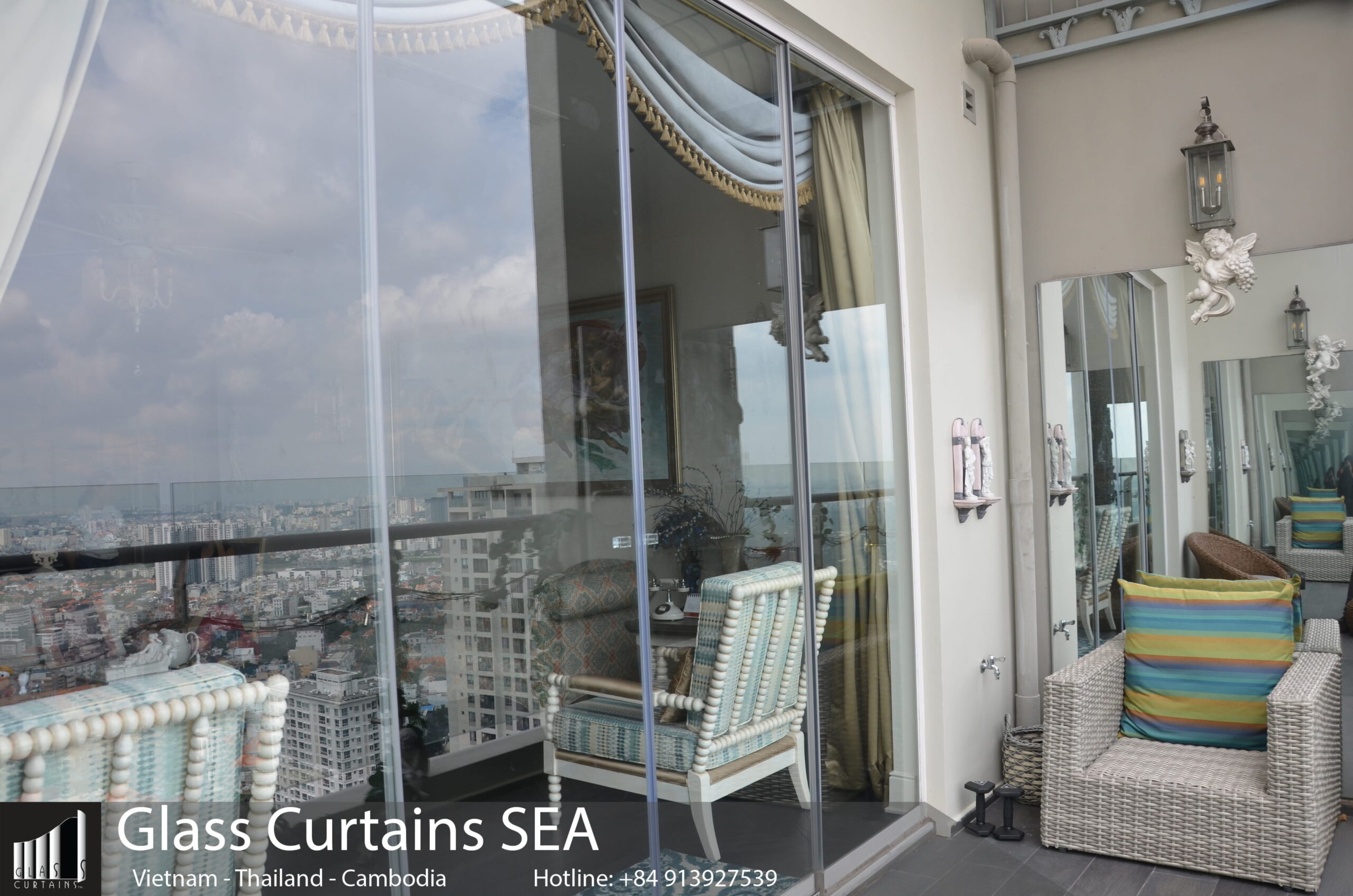 mau-cua-lua-dep-glass-curtains-sea-sang-trong
