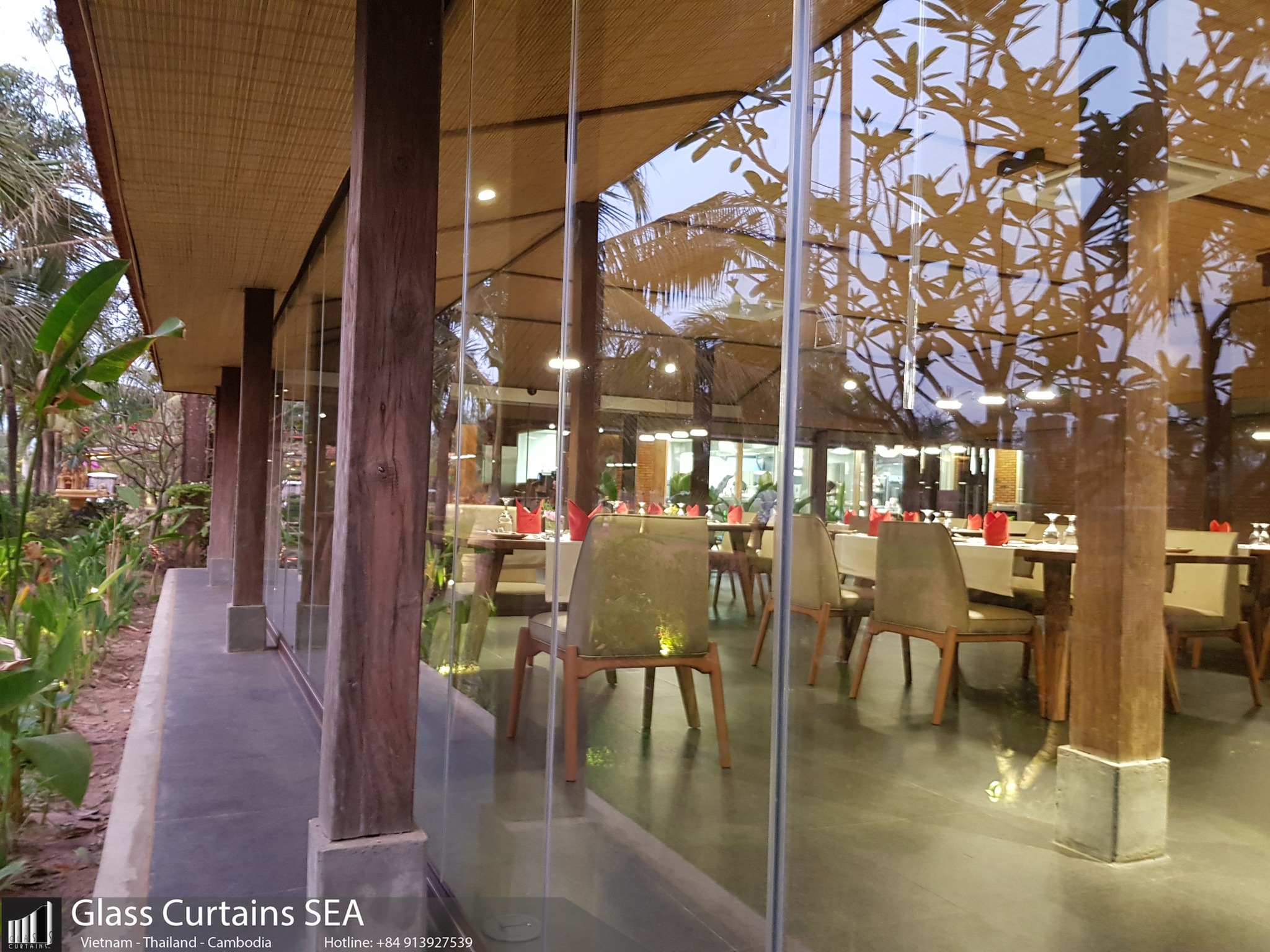 Thi công vách ngăn di động nhà hàng tại Glass Curtains SEA 01