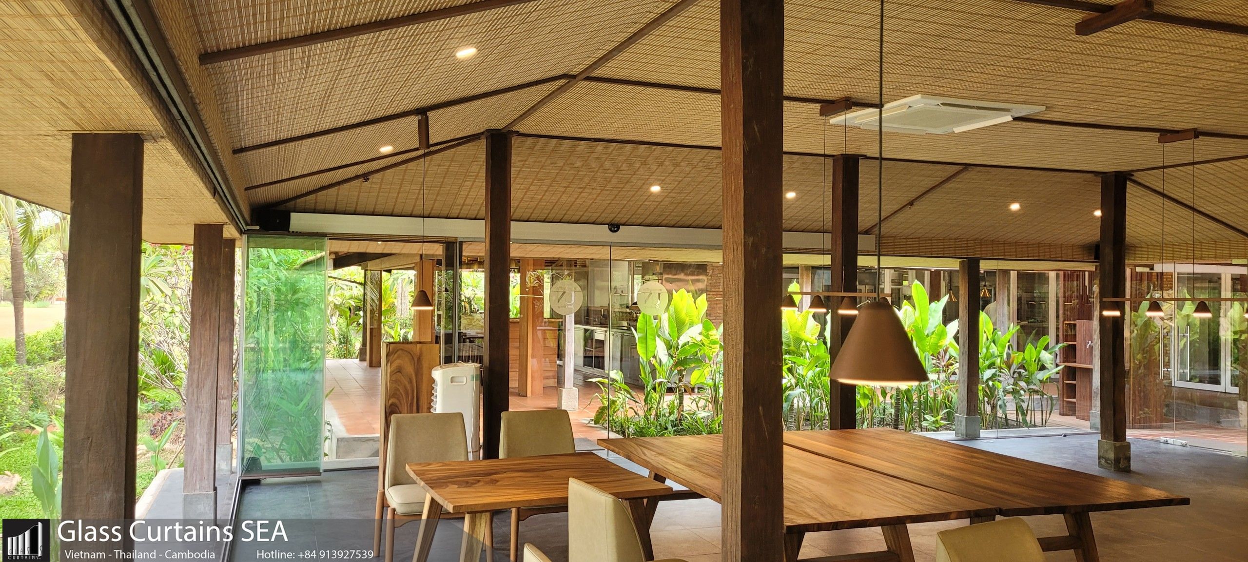 Thi công vách ngăn di động nhà hàng tại Glass Curtains SEA 02