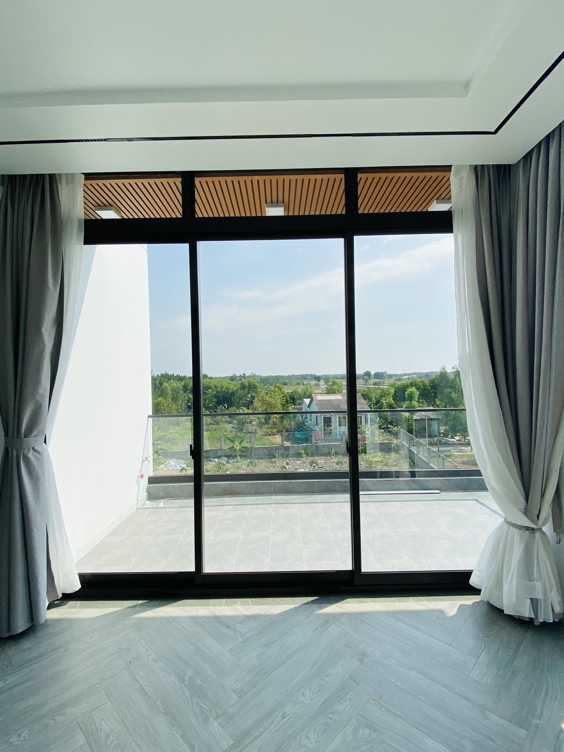 Nhận thi công vách ngăn kính sang trọng tại Glass Curtains SEA 1