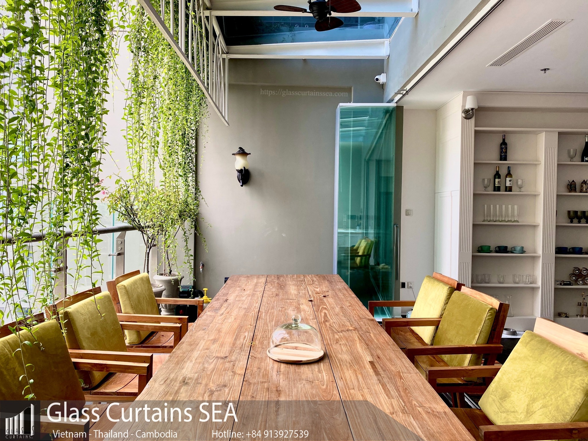 Glass Curtain Sea thi công vách ngăn phòng khách và bếp chung cư